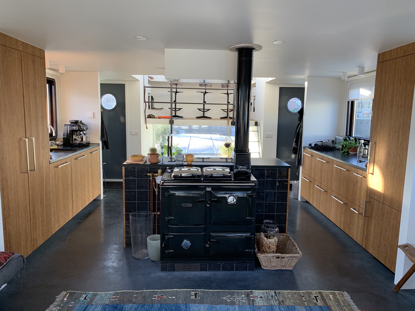 woonkeuken met houtfornuis