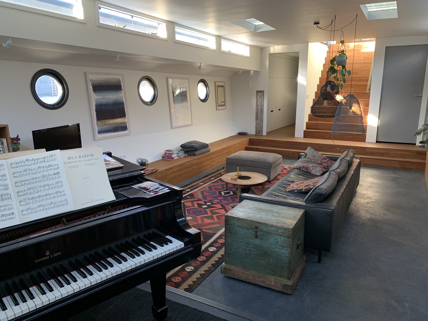 woonkamer met trap naar keuken